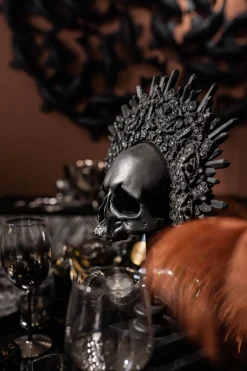 Figurka dekoracyjna King Skull 32x49 cm czarna