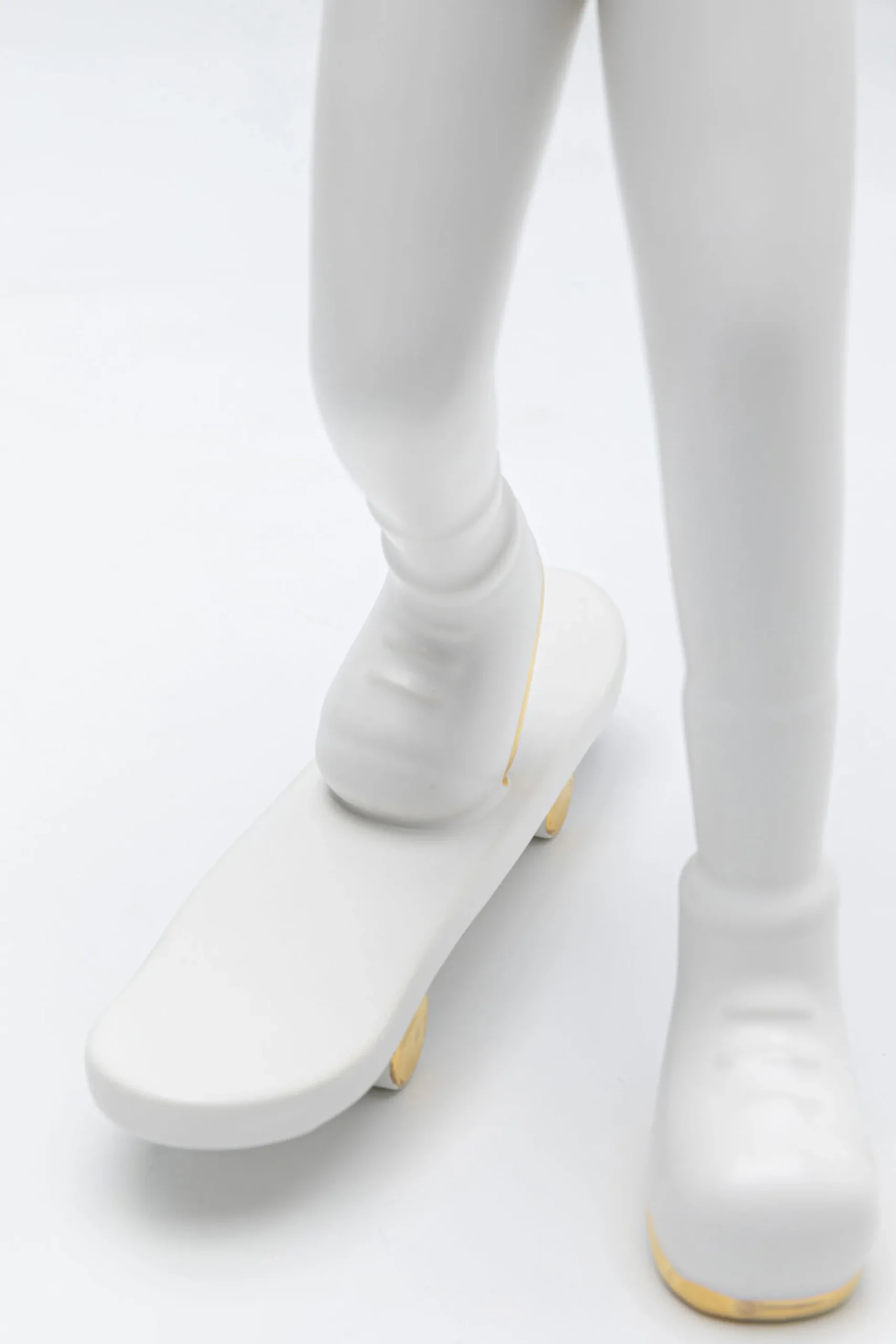 Figurka dekoracyjna skater astronauta biała 17x33 cm
