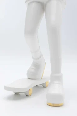 Figurka dekoracyjna skater astronauta biała 17x33 cm