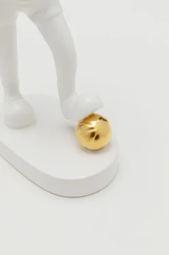 Figurka dekoracyjna z ceramiki biała 29 cm dziewczyna ze złotą piłką