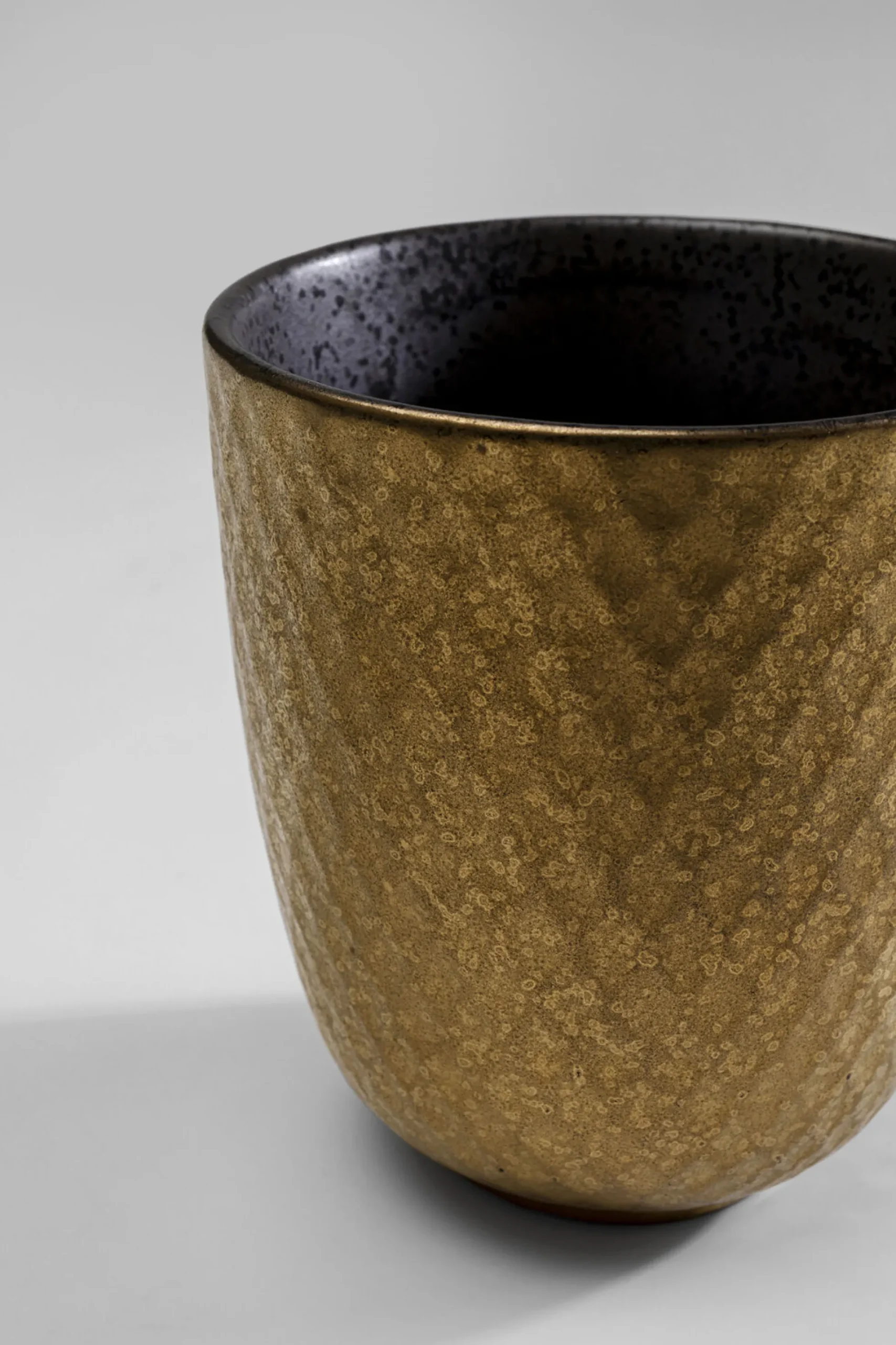 Kubek bez ucha z porcelany czarno-złoty 200 ml