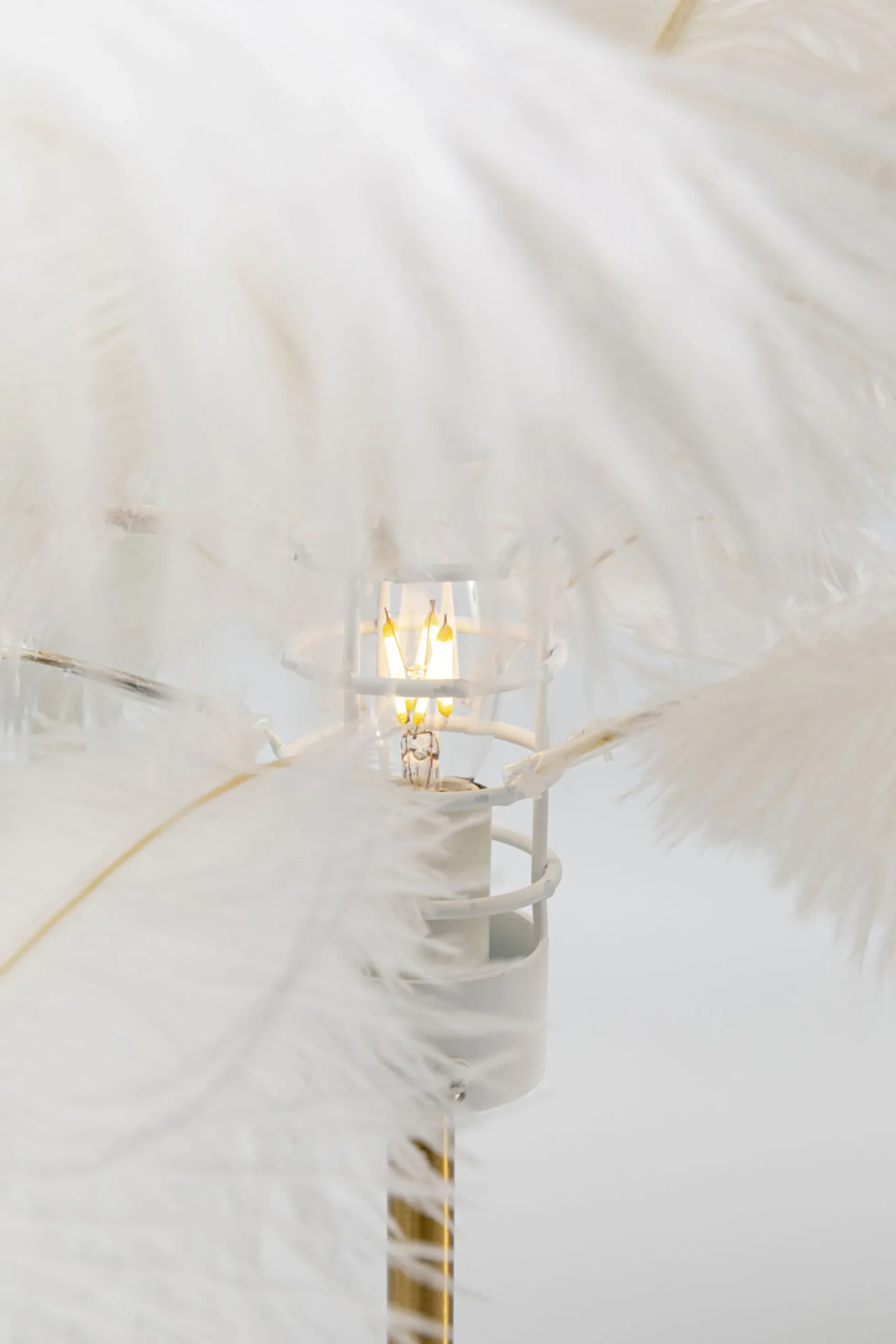 Lampa stołowa palma biała strusie pióra 60 cm podstawa złota