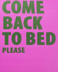 Obraz różowy z zielonym napisem Come Back To Bed Please 40x50 cm
