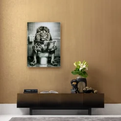 Obraz szklany 60x80 cm motyw zwierzęcy lew w toalecie