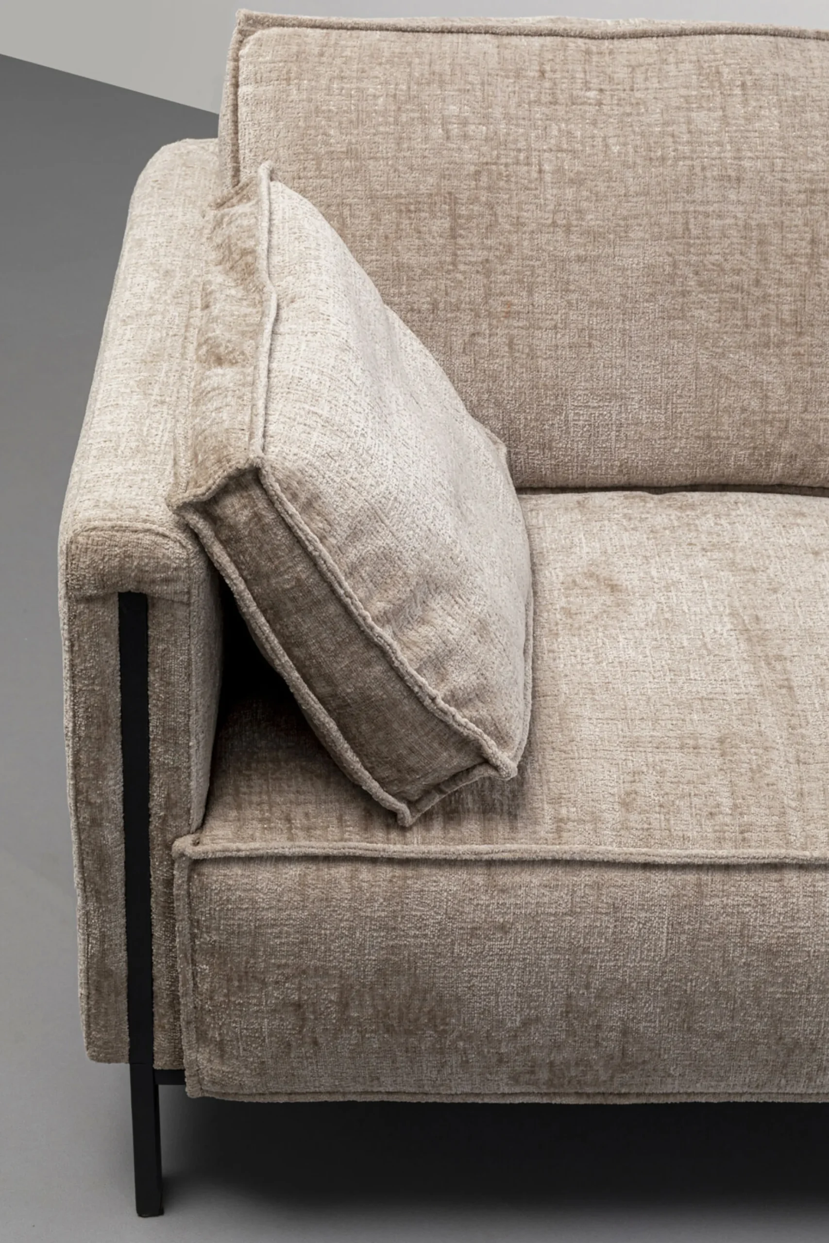 Sofa 2-osobowa beżowa tkanina szenilowa nogi czarne 178 cm