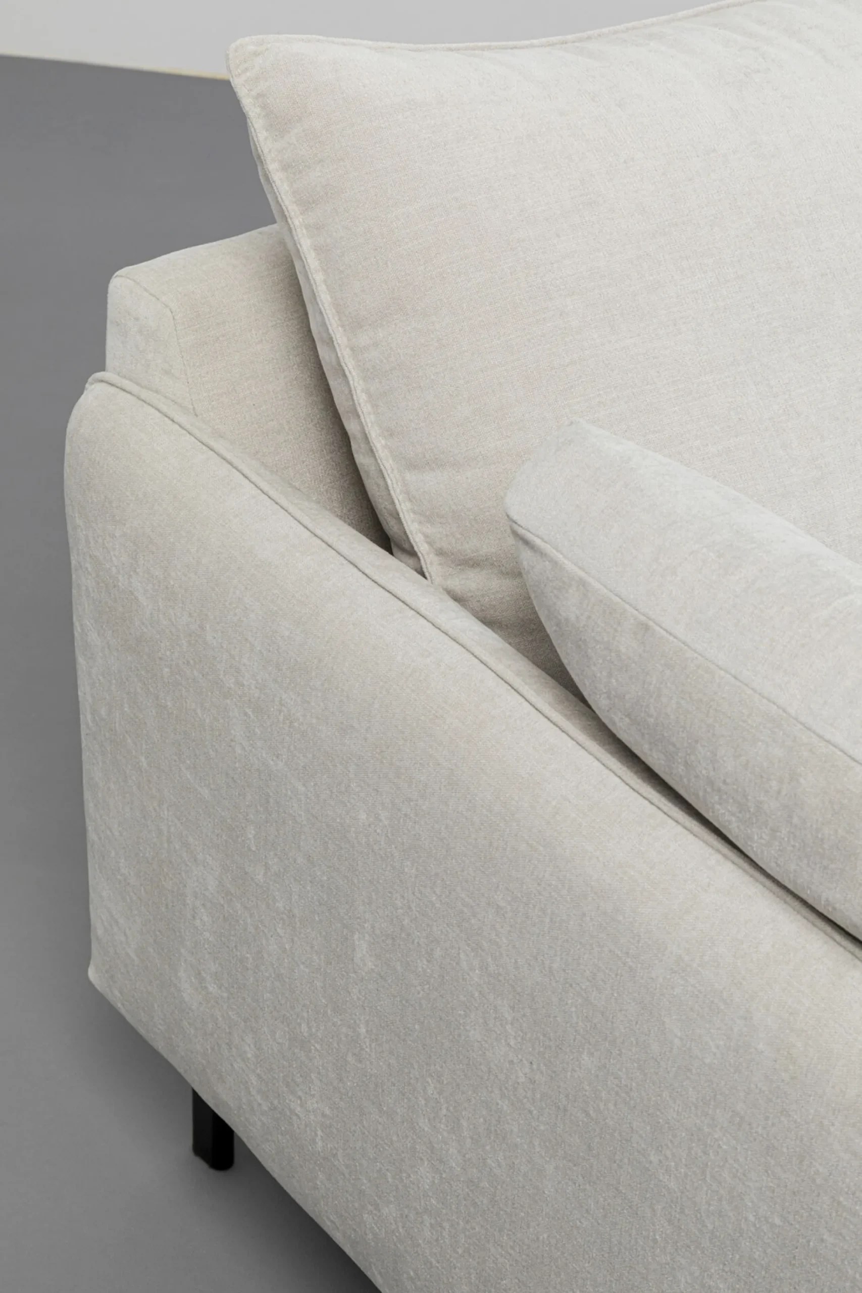 Sofa 3-osobowa do salonu kremowa z czarnymi stalowymi nogami 245 cm