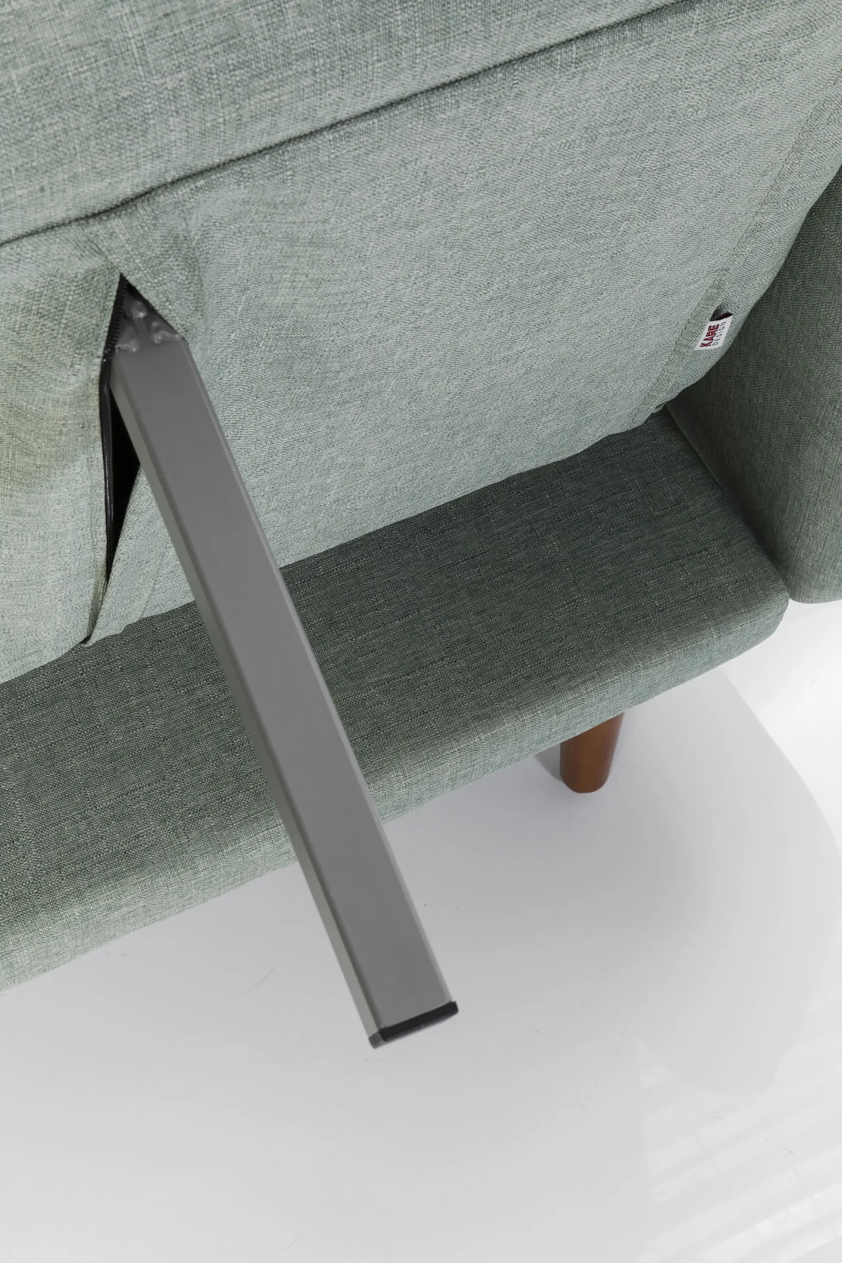 Sofa rozkładana z podłokietnikami 222x86 cm jasnozielona na brązowych nóżkach