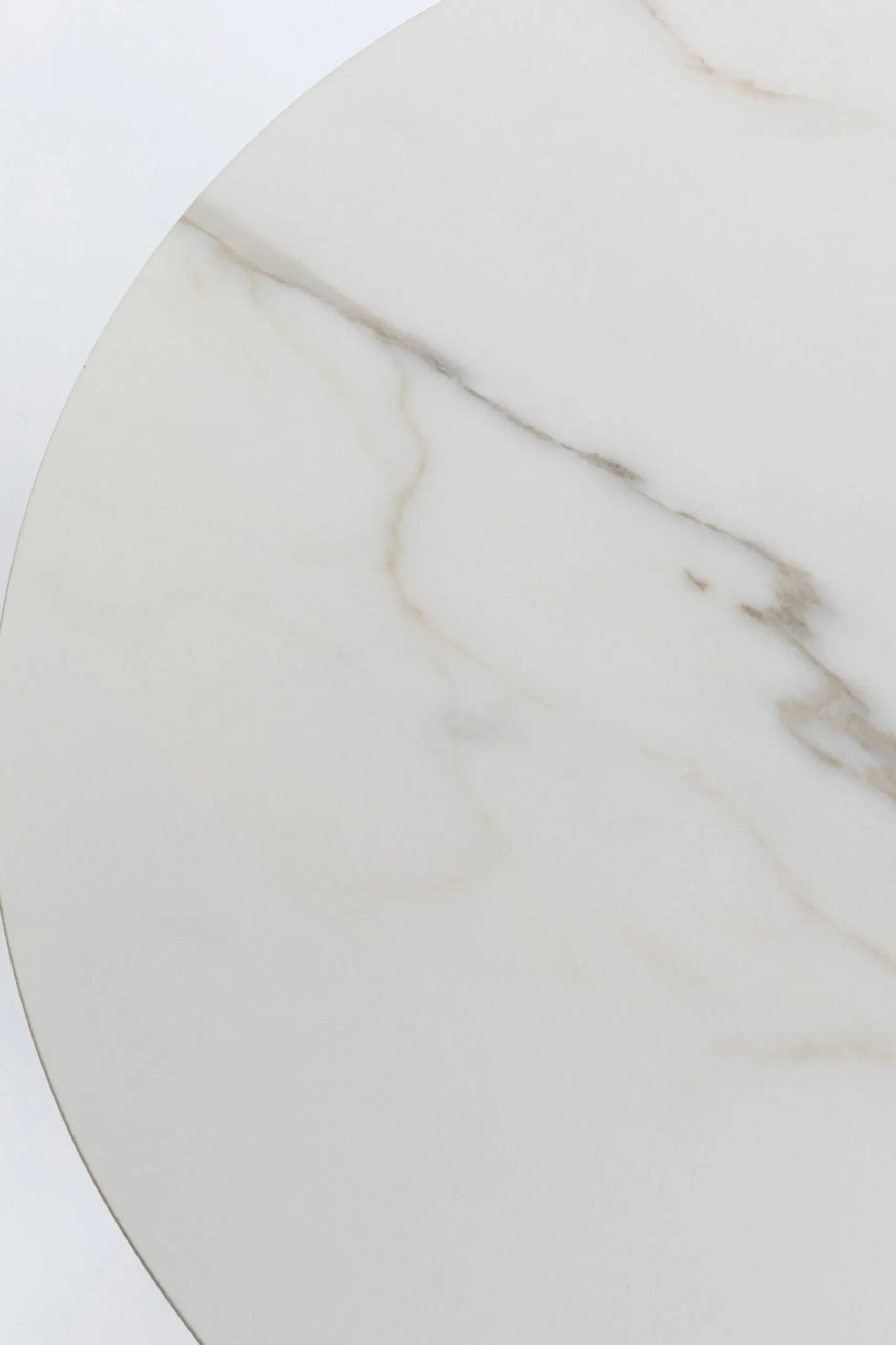 Stolik pomocniczy blat biały ceramiczny podstawa stalowa złota Ø45 cm