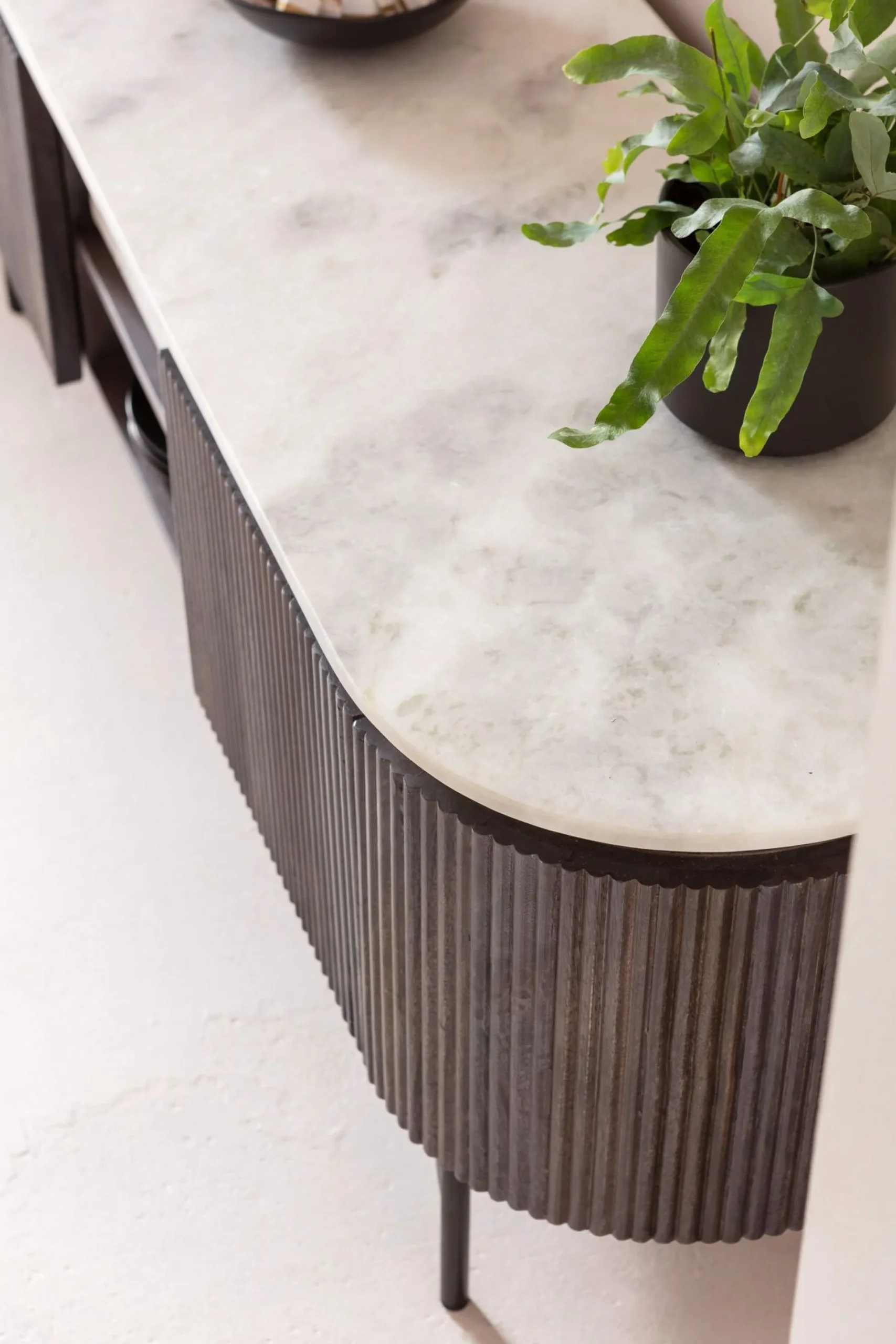 Szafka RTV Glenn 150x54 cm biało-szara