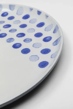 Talerz obiadowy biały w niebieskie kropki Ø27 cm